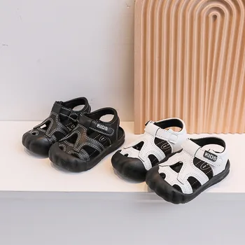 Новинка 2023 года; Летняя детская обувь; Сандалии для мальчиков с защитой от пальцев ног; Спортивные сандалии для маленьких мальчиков из мягкой искусственной кожи с вырезами; Цвет черный, белый;