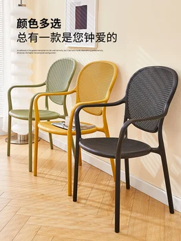 Популярные простые пластиковые стулья с подлокотниками, домашние табуретки со спинкой, многоярусные утолщенные обеденные стулья для отдыха на балконе с открытой дверью